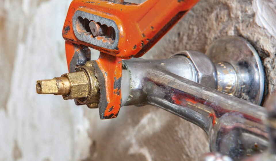 two-handle-kitchen-faucet-repair-remove-ezgif.com-resize (1)